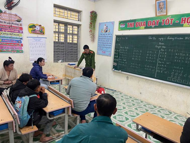 Công an xã Nậm Tăm tuyên truyền, giáo dục phòng, chống bạo lực học đường đầu năm học mới