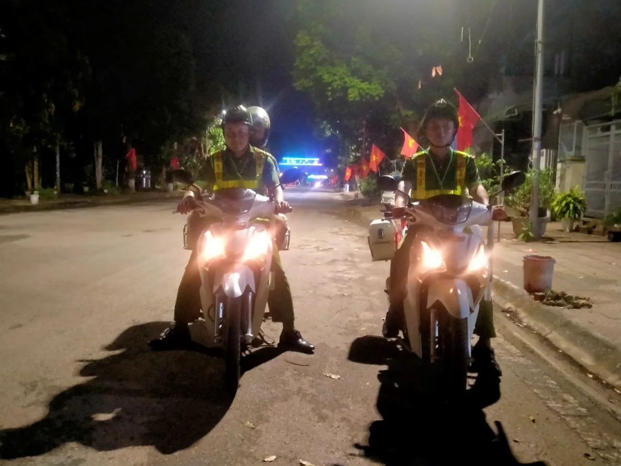 Công an xã Phong Thổ phối hợp lực lượng ANTT cơ sở tuần tra đêm đảm bảo ANTT.