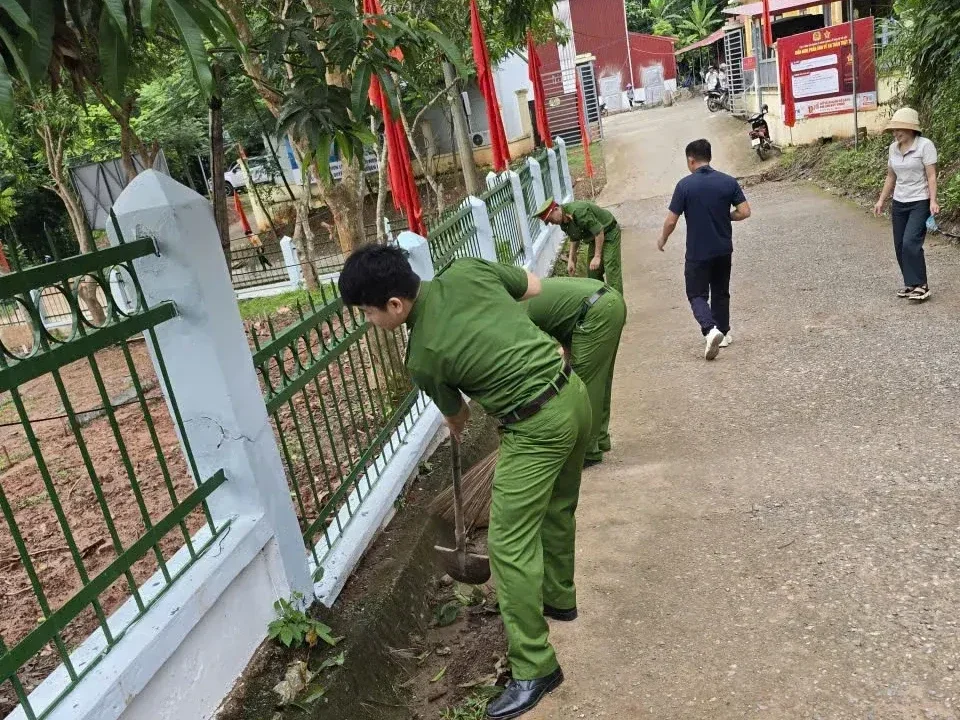 Hình ảnh đoàn viên, thanh niên công an xã lao động, vệ sinh môi trường xung quanh khuôn viên đơn vị
