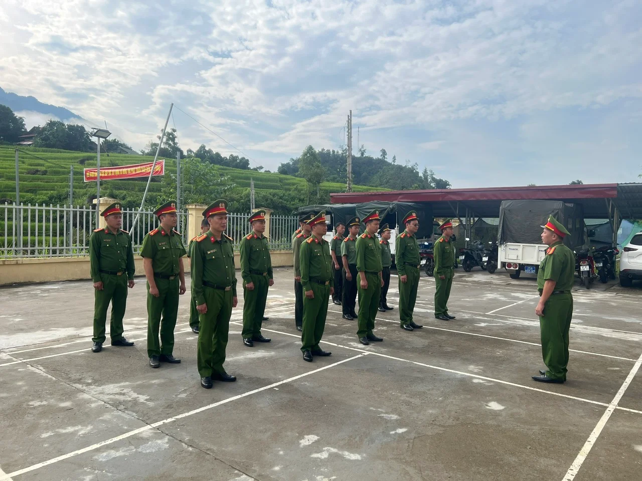 Lãnh đạo, CBCS tham gia tập huấn điều lệnh, quân sự, võ thuật