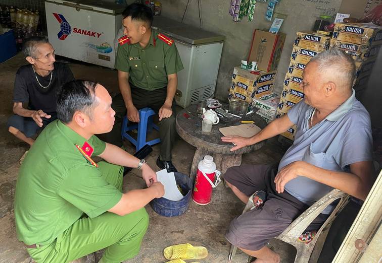 Công an xã Nậm Tăm gặp gỡ, tiếp xúc Người có uy tín trong đồng bào dân tộc thiểu số