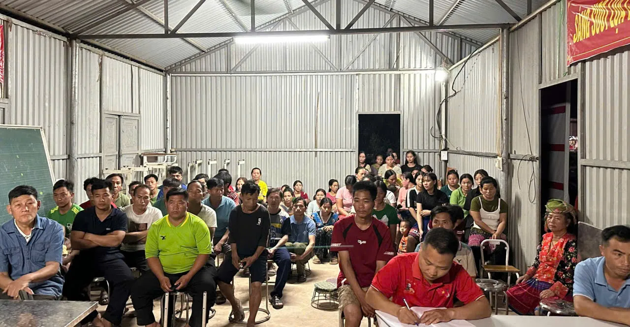 (Quang cảnh buổi tuyên truyền về hệ lụy, hậu quả của tảo hôn đến nhân dân tại bản Phiêng Lằn của Công an xã Mường Mô)