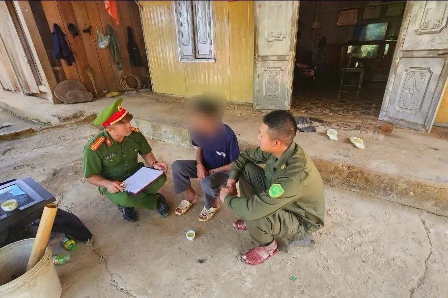 Cán bộ Công an xã Mù Cả đến nhà công dân thuộc diện quản lý sau cai nghiện ma túy test ma túy và tuyên truyền pháp luật về ma túy