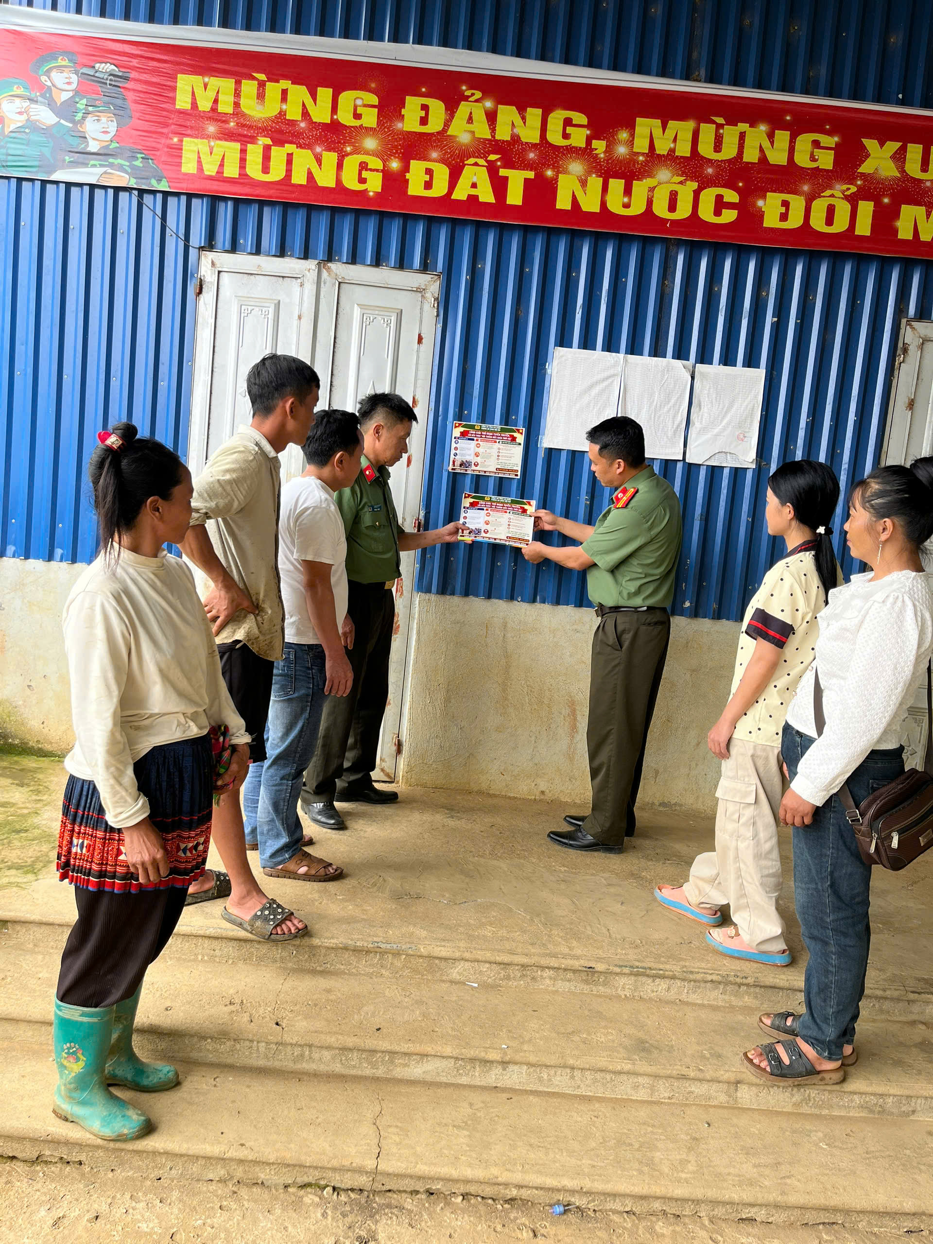 Công an xã Khổng Lào tuyên truyền về các hoạt động, thủ đoạn lôi kéo theo “Hội thánh Đức Chúa Trời Mẹ” cho Nhân dân trên địa bàn