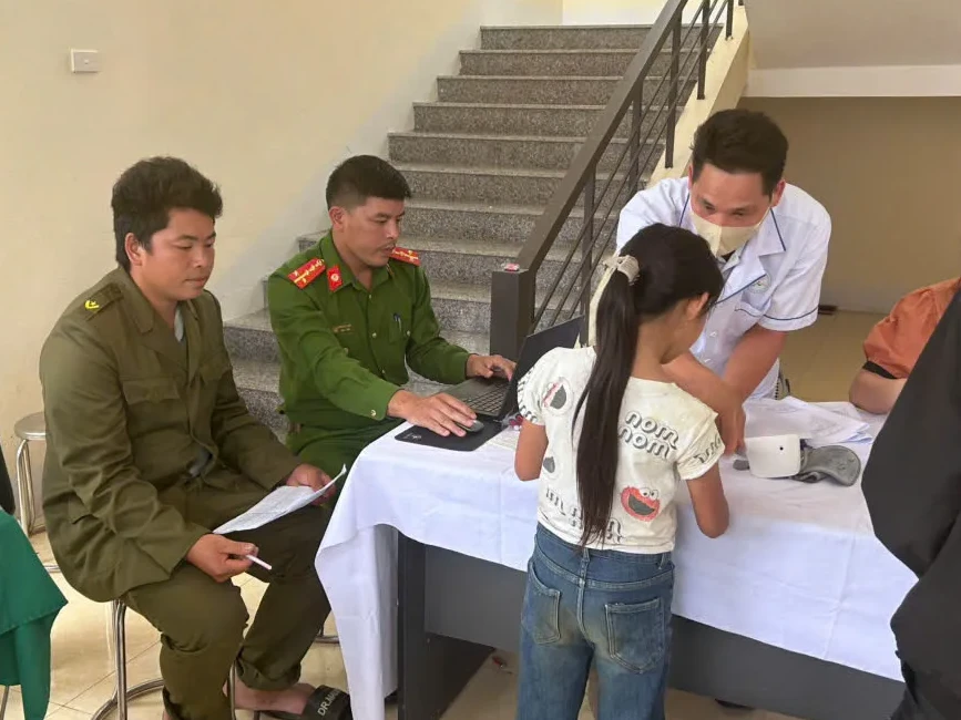 Công an xã Hồng Thu tăng cường kích hoạt tài khoản định danh điện tử mức độ 2 dịp khám sức khỏe miễn phí cho người dân trên địa bàn xã Hồng Thu.
