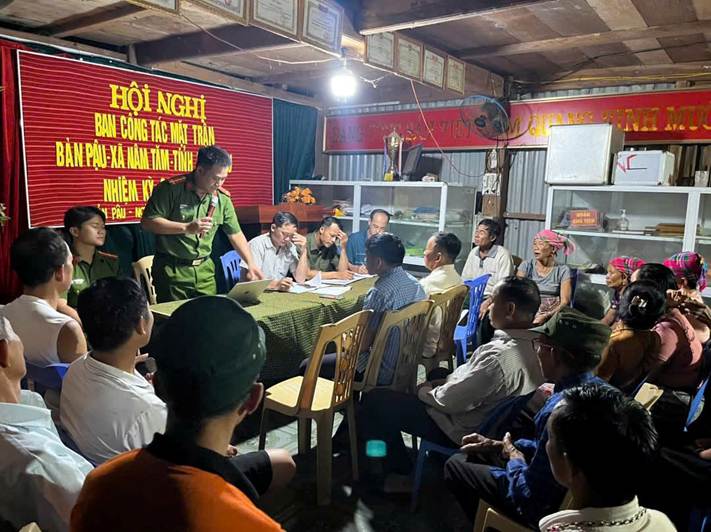 Đồng chí Đại úy Hỏ Văn Thành – Phó Trưởng Công an xã tuyên truyền cho người dân bản Pậu