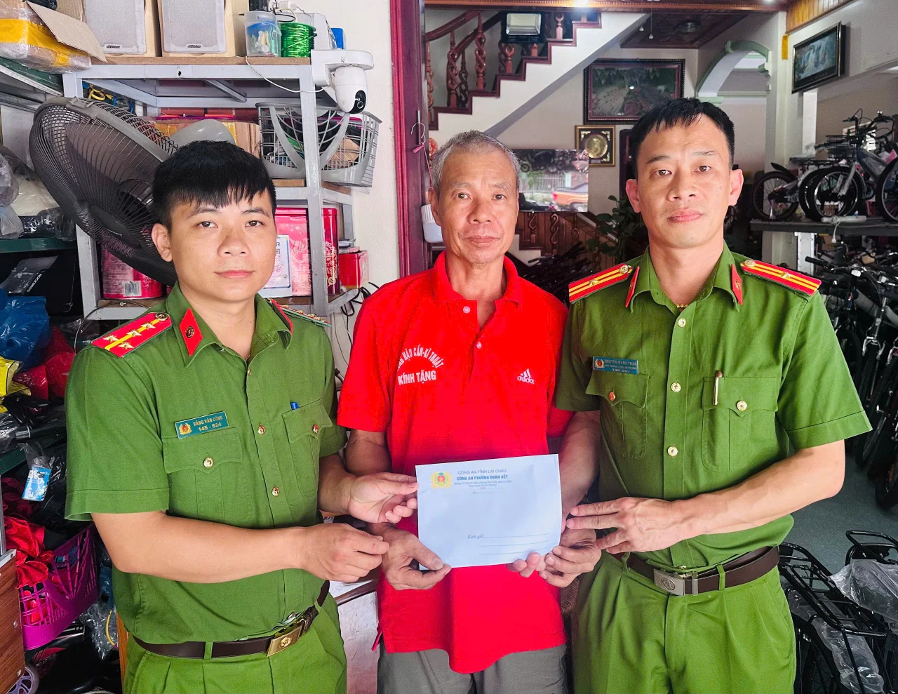 Công an phường trao quà, thăm hỏi hội viên Hội Cựu Công an nhân dân có hoàn cảnh khó khăn trên địa bàn.