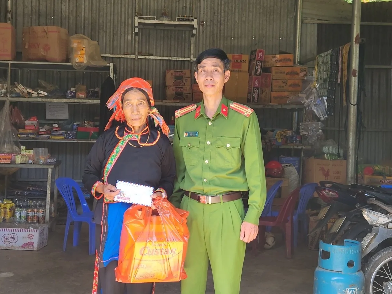 Lãnh đạo Công an xã Mù Cả trao quà, động viên gia đình thân nhân