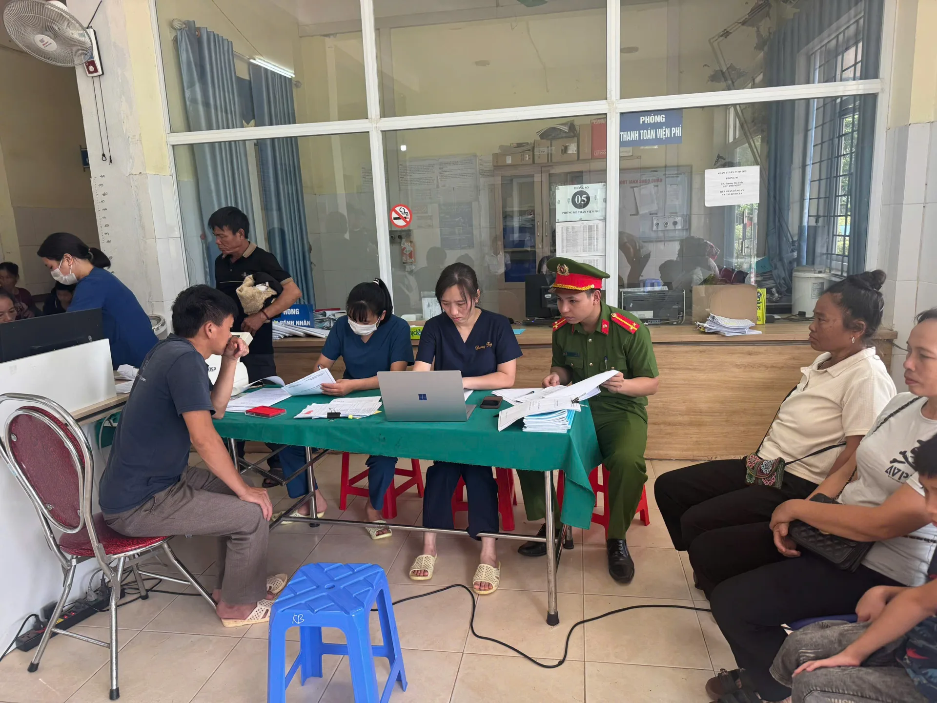 Công an xã Nậm Tăm hỗ trợ người dân cung cấp những thông tin cần thiết