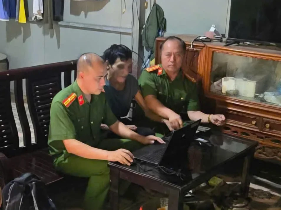 Công an xã tuyền truyền, hướng dẫn gia đình về công tác thu nhận mẫu ADN