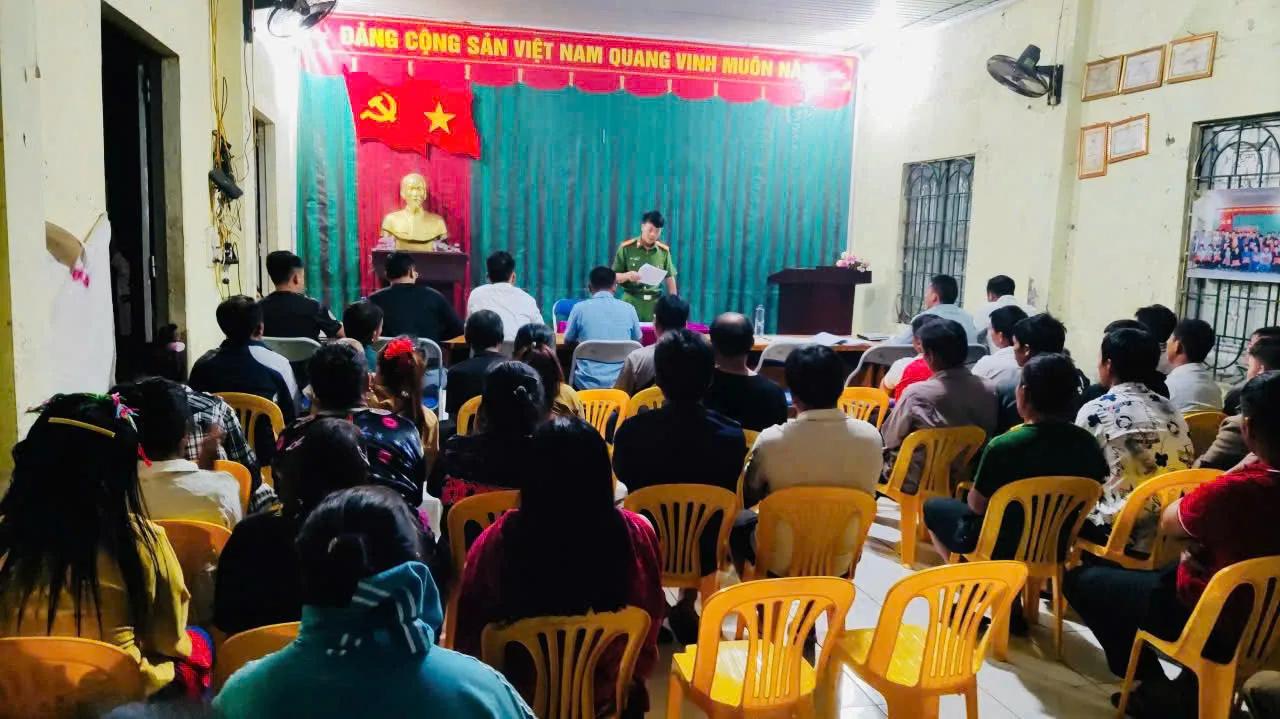 Cán bộ công an xã phổ biến các quy định mới của Luật Trật tự, an toàn giao thông đường bộ