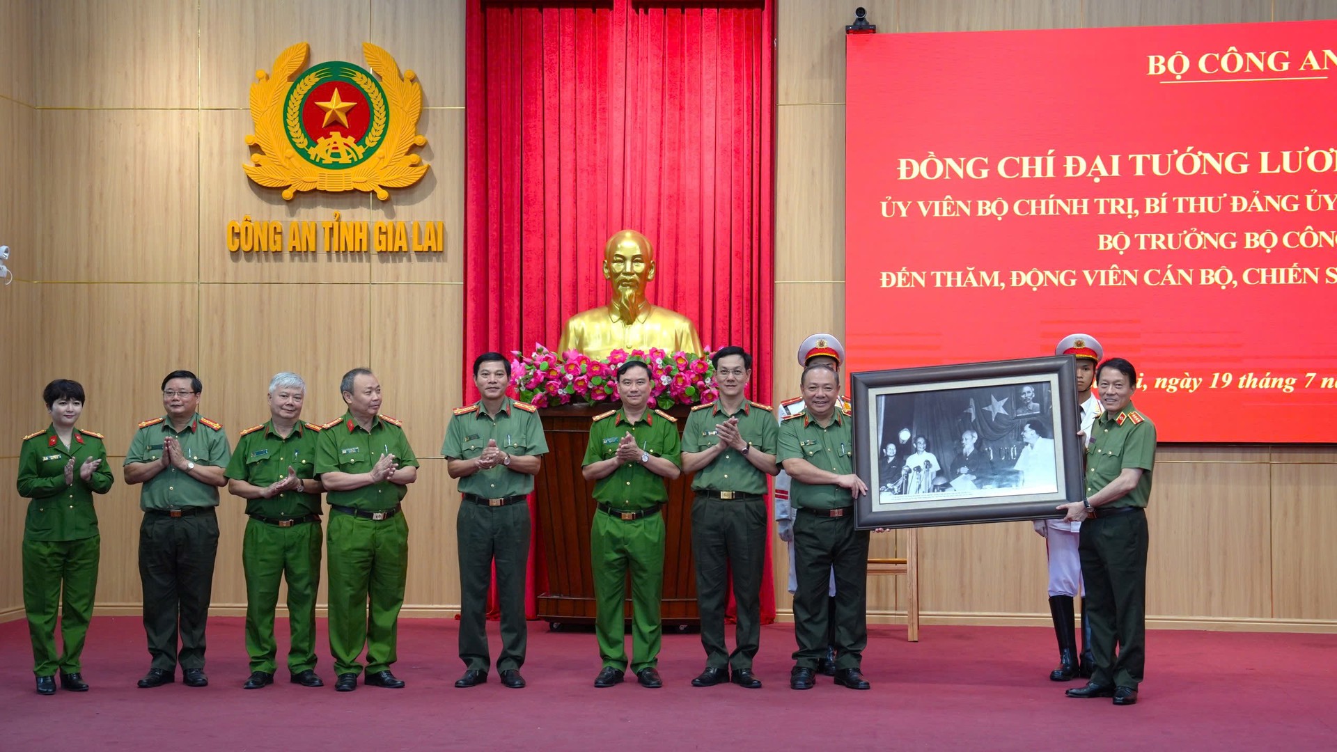 Bộ trưởng Lương Tam Quang thăm, động viên cán bộ, chiến sĩ Công an tỉnh Gia Lai