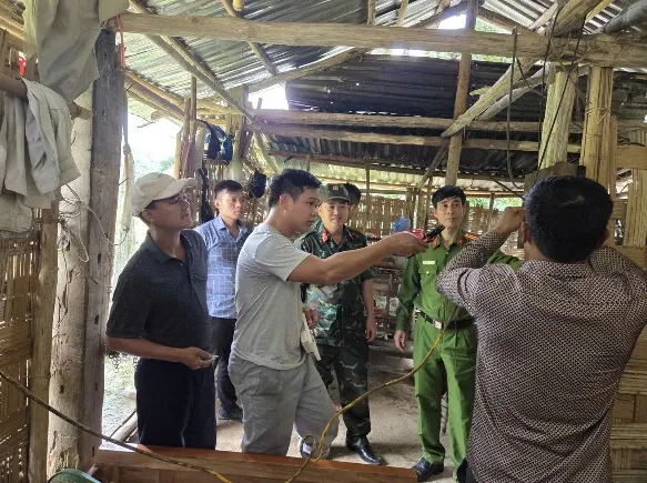 Công an xã phối hợp cùng Ban chỉ huy quân sự xã lắp đặt điện cho hộ nghèo trên địa bàn xã Mù Cả