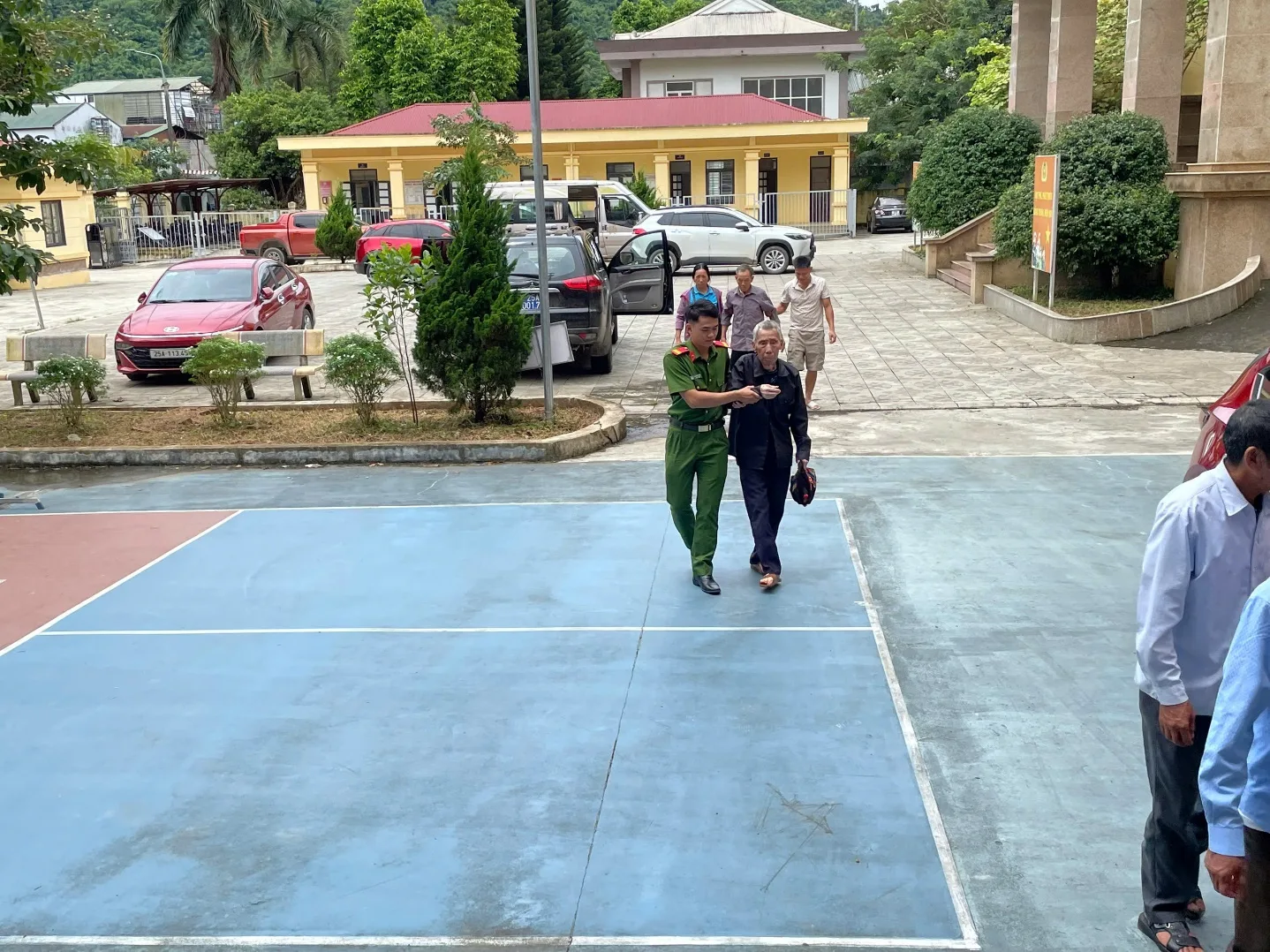 (Cán bộ Công an xã Mường Mô đã trực tiếp đến các bản, hỗ trợ đưa đón thân nhân liệt sĩ, đặc biệt là người cao tuổi, người đi lại khó khăn đến điểm lấy mẫu an toàn, thuận tiện.)