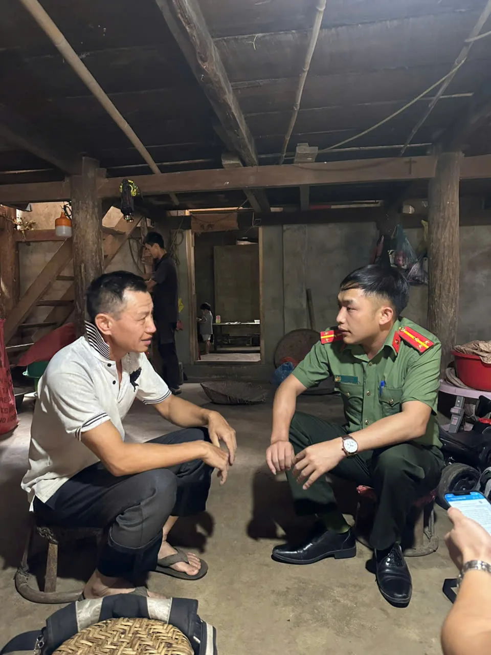 Đồng chí Thượng úy Giàng A Phừ thăm hỏi, động viên những hoàn cảnh khó khăn