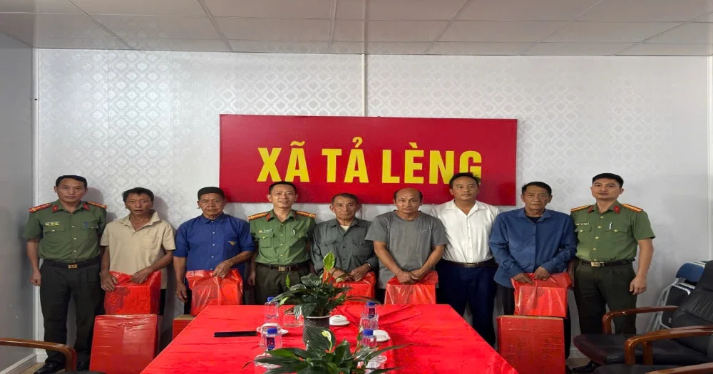 Phòng An ninh nội địa tặng quà, động viên người có uy tín nhân dịp 19/8.