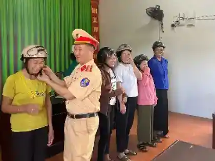 Phòng Cảnh sát giao thông Công an tỉnh Lai Châu tổ chức tuyên truyền, phổ biến pháp luật tại xã Bình Lư