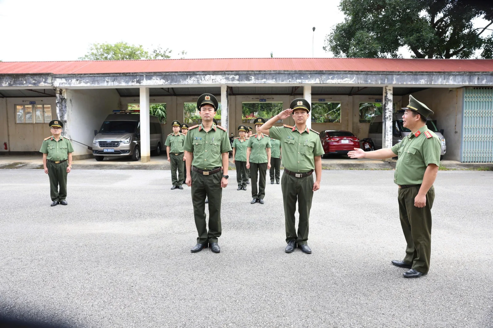 Lãnh đạo, CBCS phòng HSNV luyện tập nghi lễ chào cờ Tổ quốc