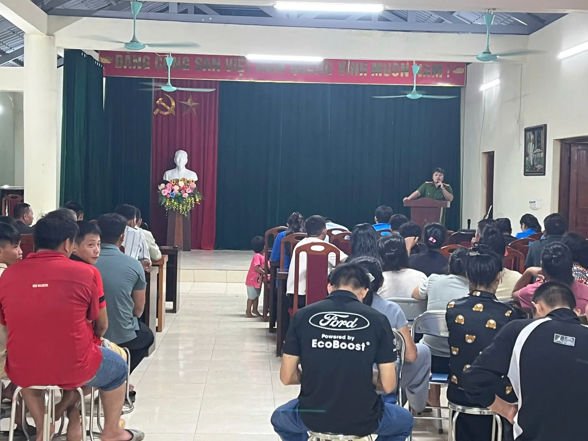 Cán bộ Công an xã Lê Lợi tiến hành tuyên truyền cho nhân dân tại Bản Pá Bon