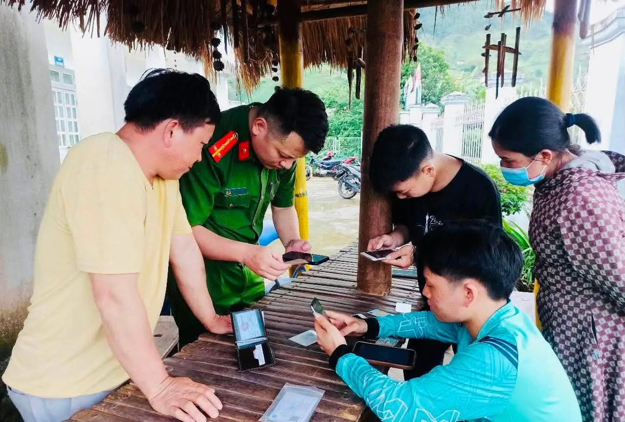 Cán bộ Công an xã hướng dẫn tích hợp tài khoản an sinh xã hội và giấy tờ tùy thân vào ứng dụng VNeID cho nhân dân