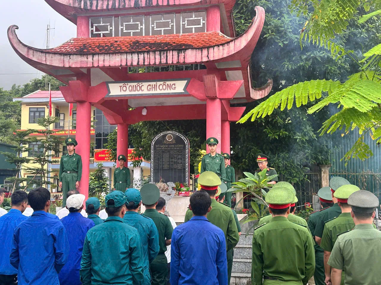 Hình ảnh CBCS Công an xã Mù Cả dâng hương tưởng niệm các anh hùng Liệt sĩ