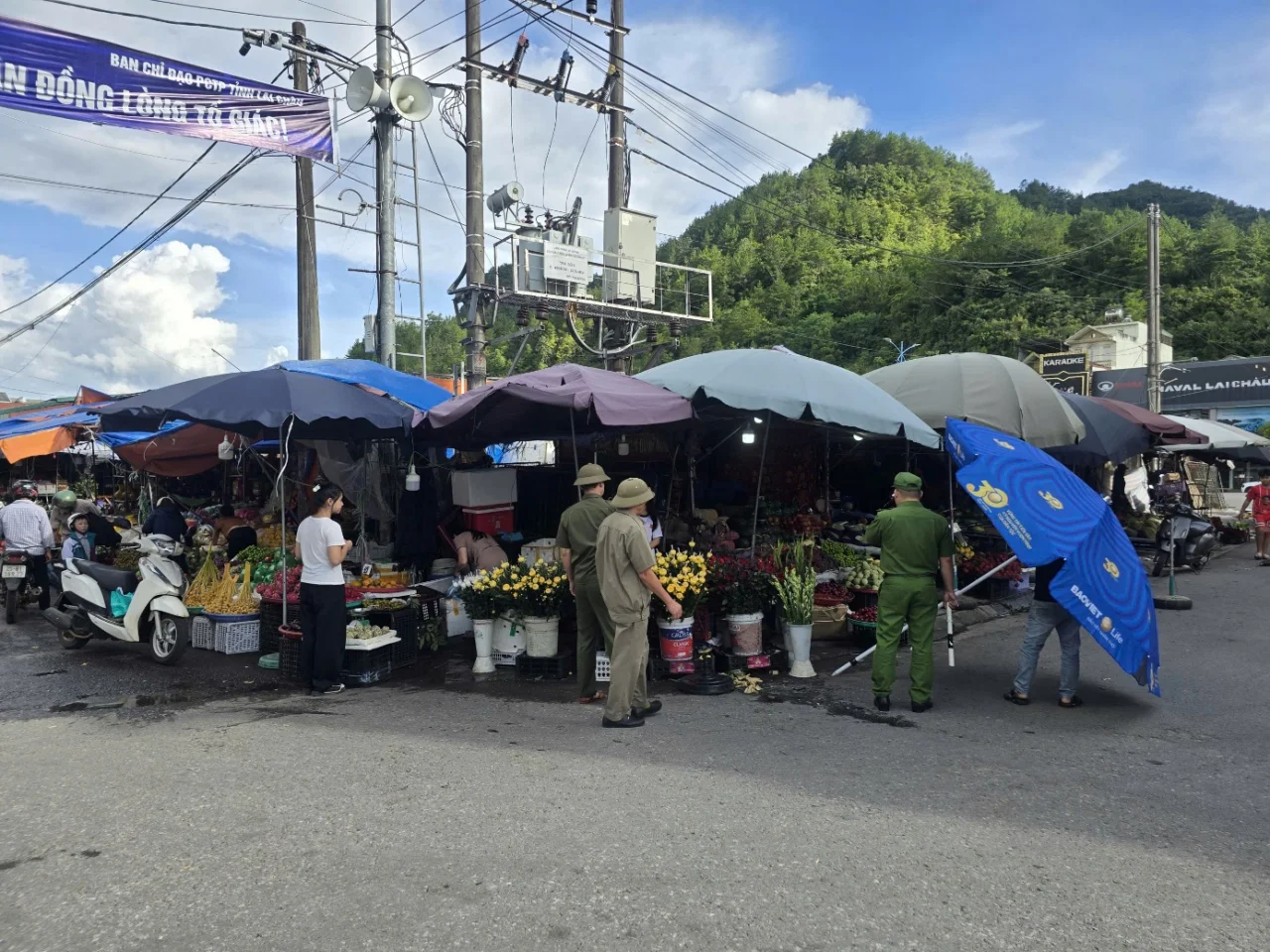 CBCS Công an phường nhắc nhở các hộ kinh doanh