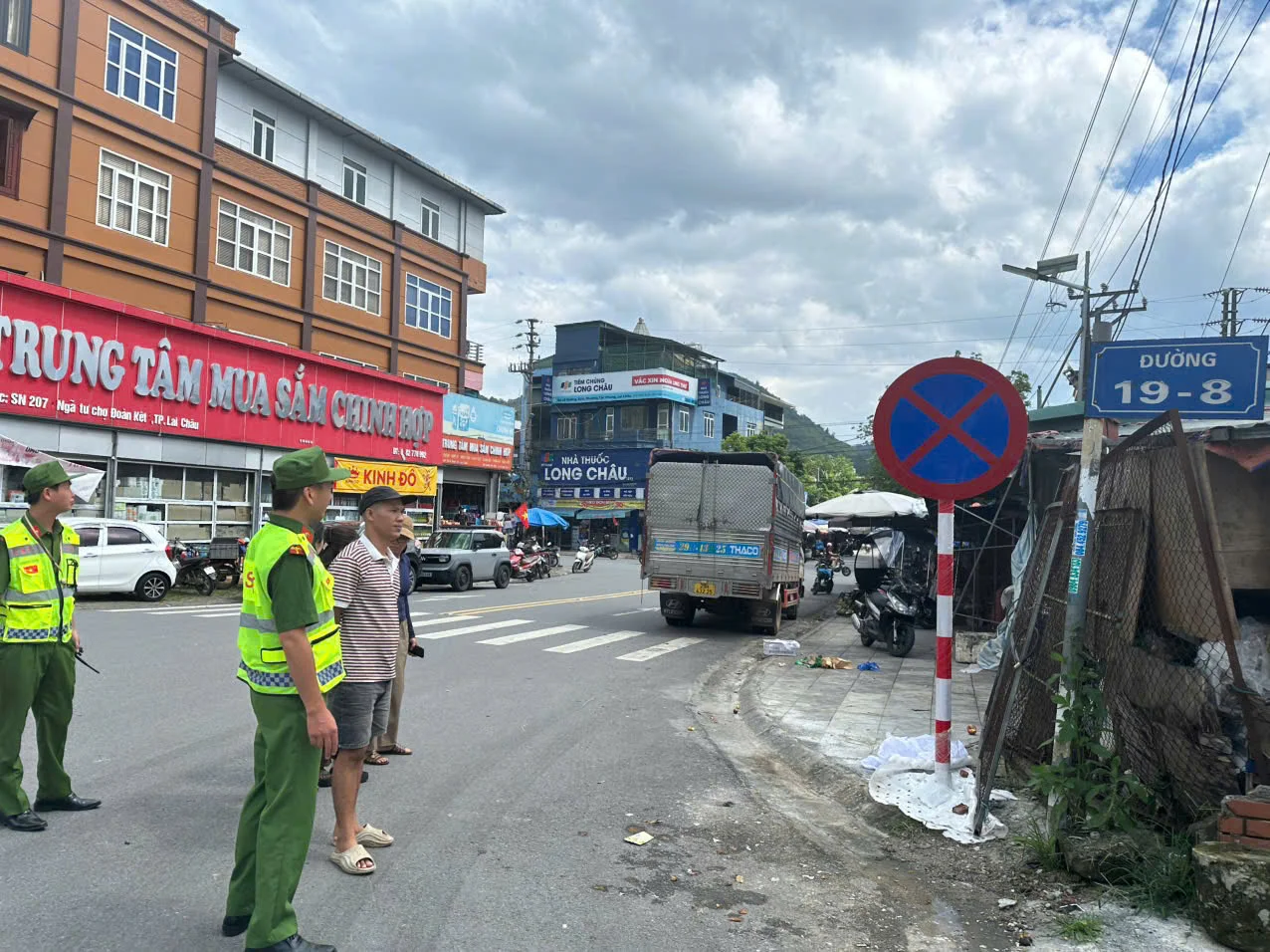 CBCS Công an phường tuyên truyền, nhắc nhở các phương tiện tại phố Chiêu Tấn