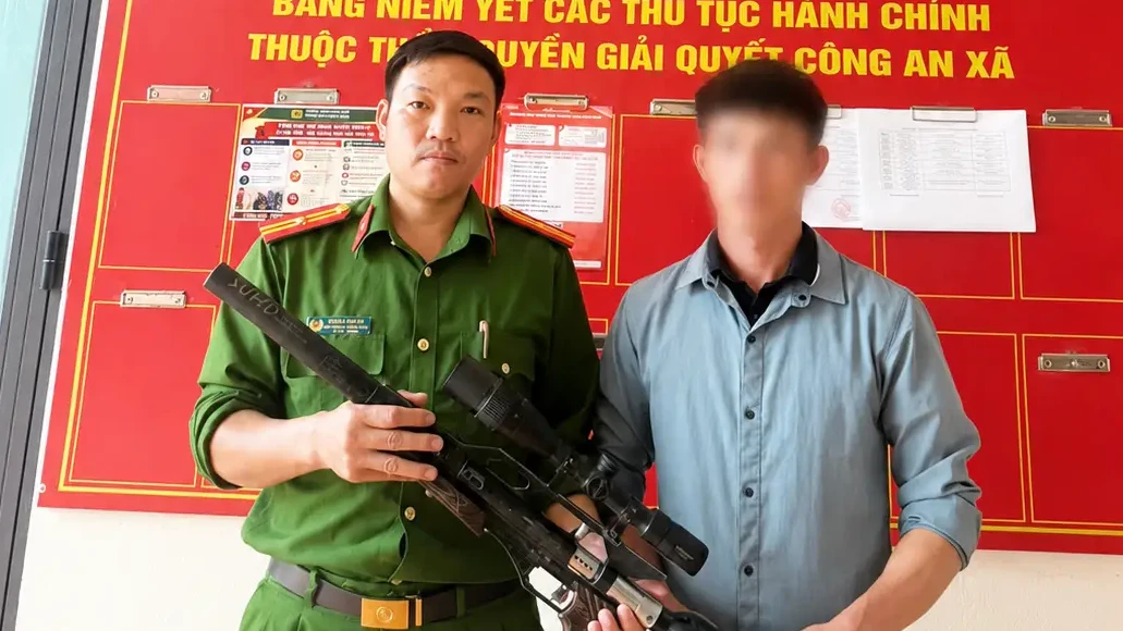 Cán bộ Công an xã Nậm Cuổi tuyên truyền, vận động Nhân dân giao nộp vũ khí, vật liệu nổ, công cụ hỗ trợ tại cơ sở.