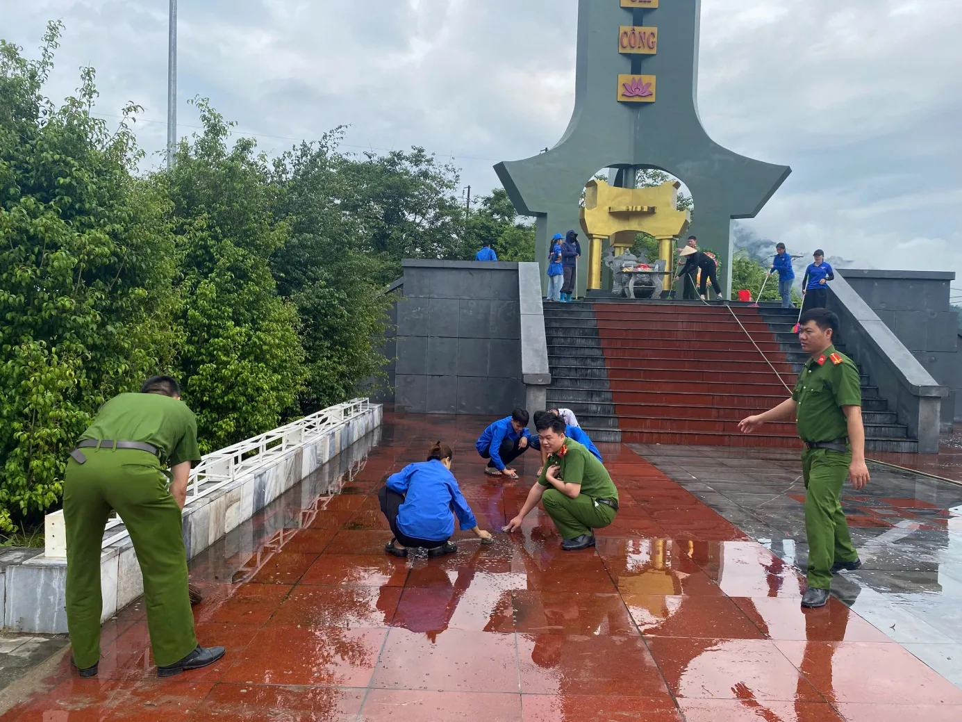 CBCS Công an xã phối hợp với đoàn viên thanh niên dọn dẹp nghĩa trang liệt sĩ