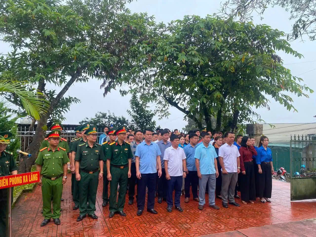 Cán bộ CAX tham gia lễ viếng Nghĩa trang Liệt sĩ