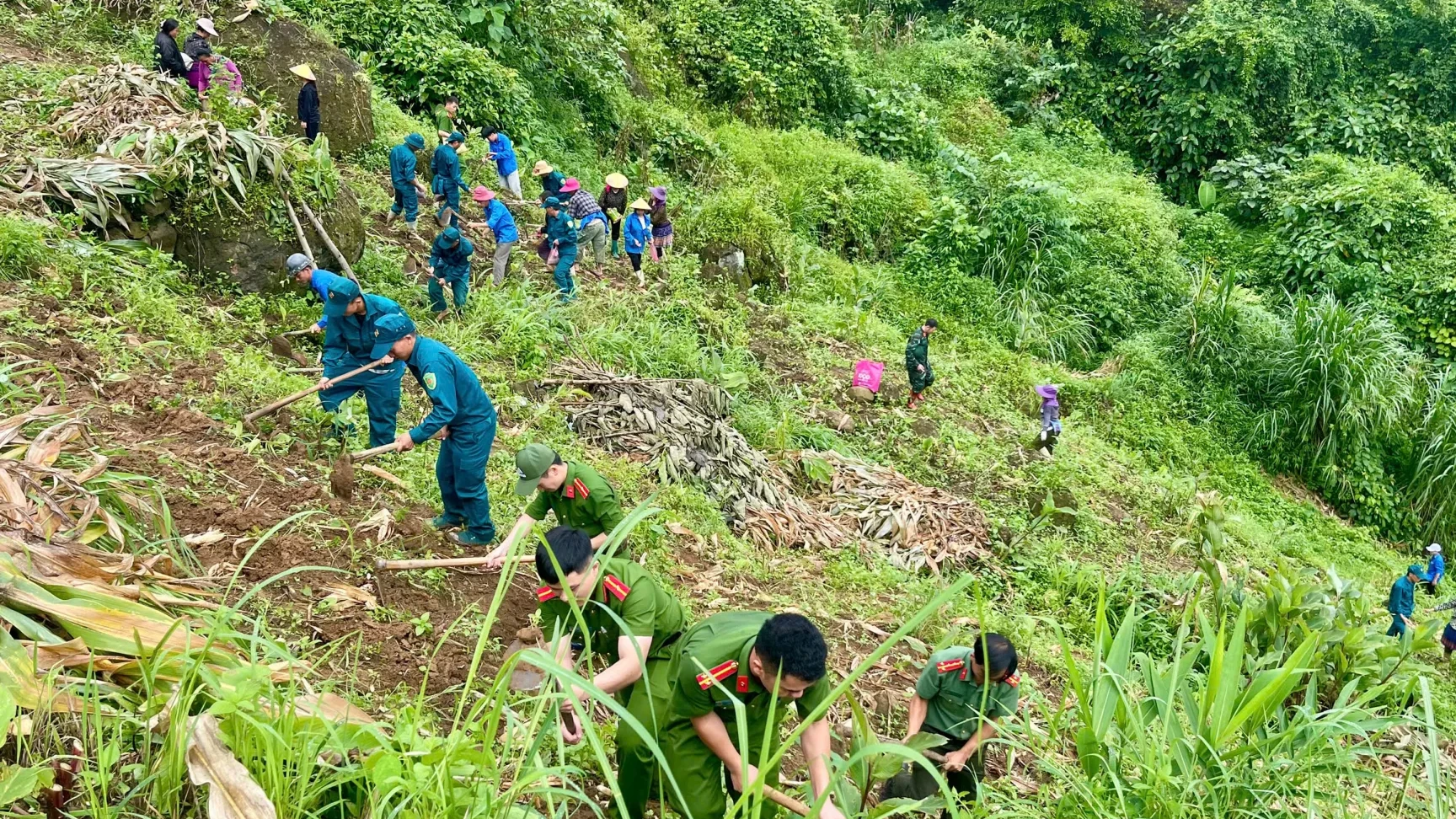 Chi đoàn Công an xã Khun Há đã phối hợp với Đoàn Thanh niên xã giúp đỡ thu dọn nương rẫy, làm đất