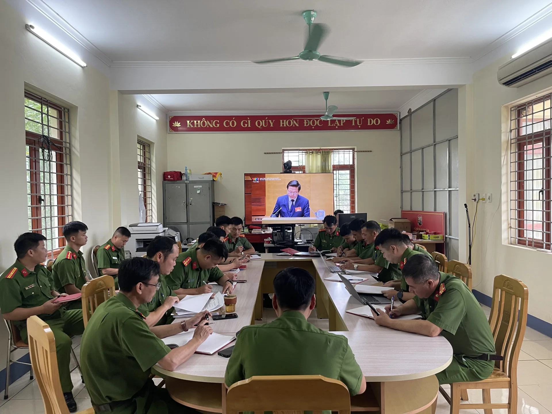 Công an xã Nậm Tăm nghiên cứu, học tập Nghị quyết