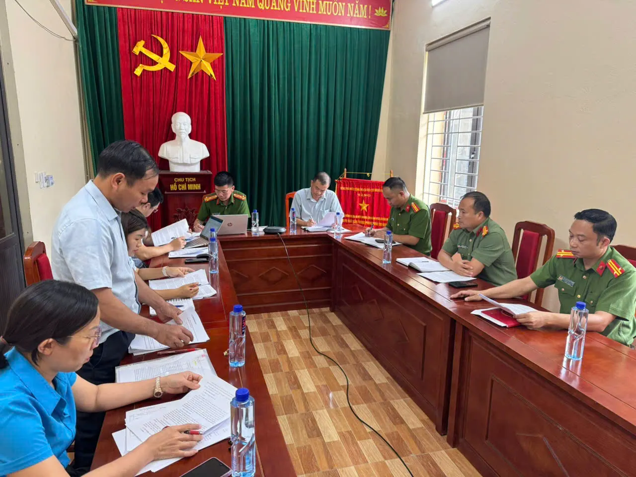 Quang cảnh buổi làm việc