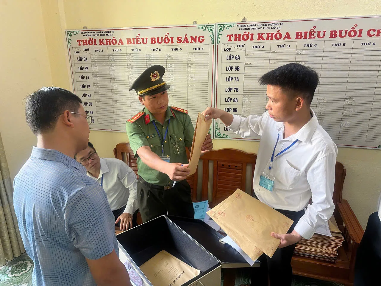 Cán bộ Công an xã Mù Cả kiểm tra an toàn niêm phong của bộ đề thi viên chức xã Mù Cả năm 2026