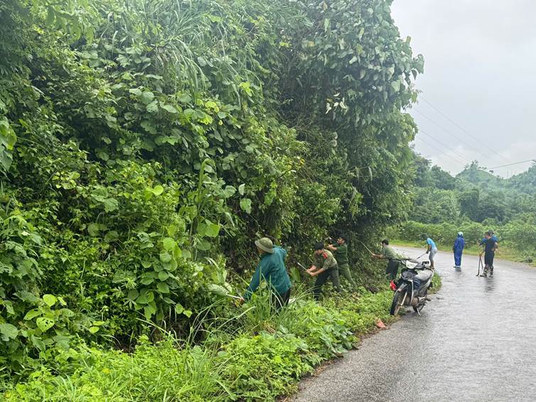 Cán bộ Công an xã phát quang bụi rậm khu vực bản Nậm Ngập