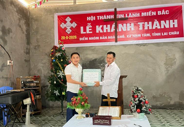 Cán bộ tổ An ninh Công an xã tặng quà chức mừng