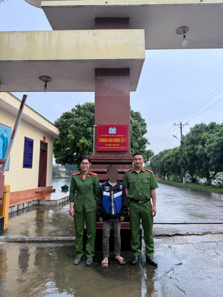 Công an xã Mường Kim bàn giao Mùa A Se cho Trường giáo dưỡng số 2