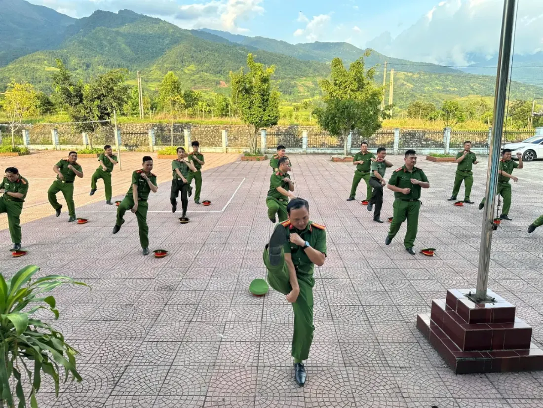 Ảnh: Cán bộ chiến sĩ tập huấn nội dung võ thuật