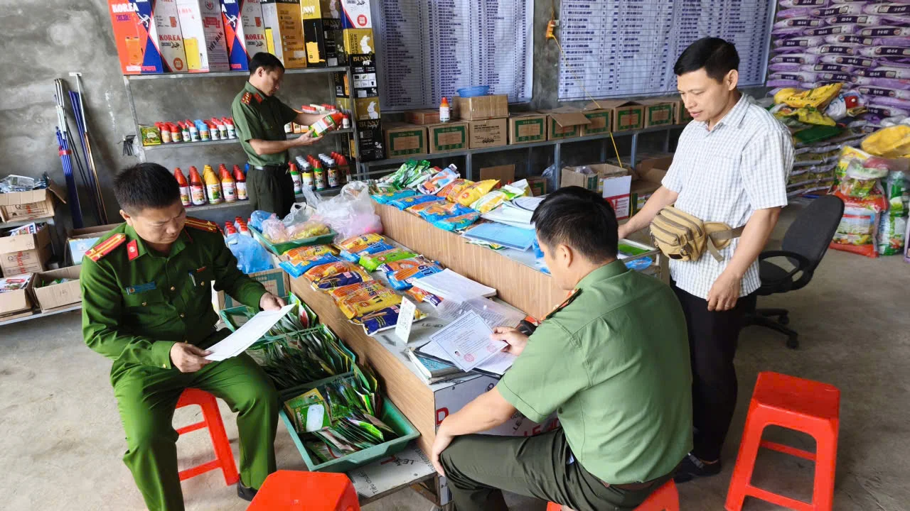 Công an xã tiến hành kiểm tra các thủ tục pháp lý