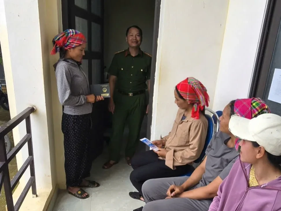 Đ/c Đặng Quang Vinh, cán bộ Tổ AN hướng dẫn công dân kê khai các thông tin giấy thông hành và hướng dẫn bảo quản, sử dụng giấy thông hành.