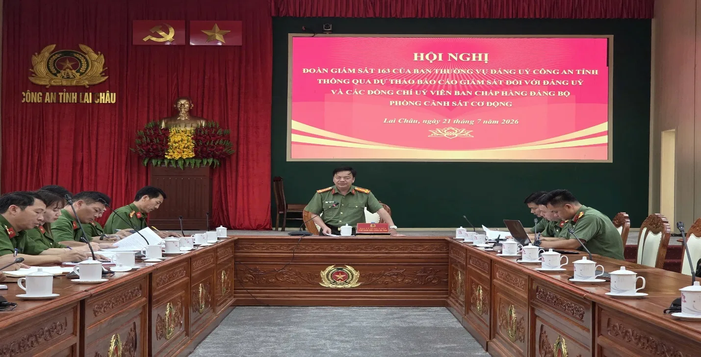 Đại tá Sùng A Súa, Phó Bí thư Đảng ủy, Phó Giám đốc CAT, Trưởng đoàn giám sát phát biểu chỉ đạo