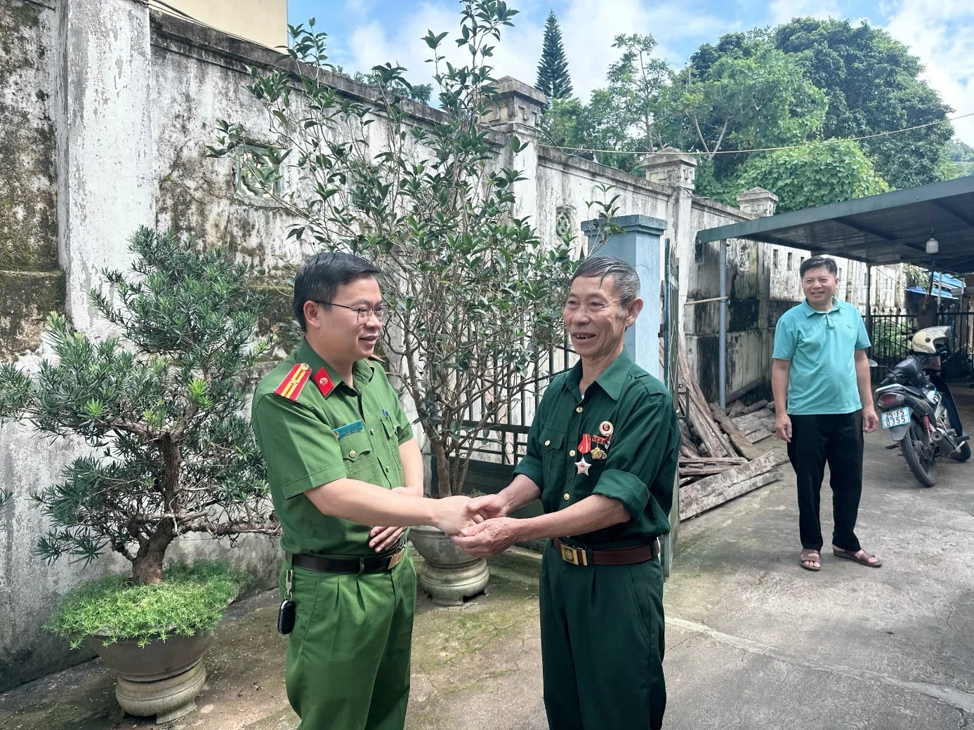 Đồng chí trưởng Đoàn đến thăm các gia đình có công với cách mạng