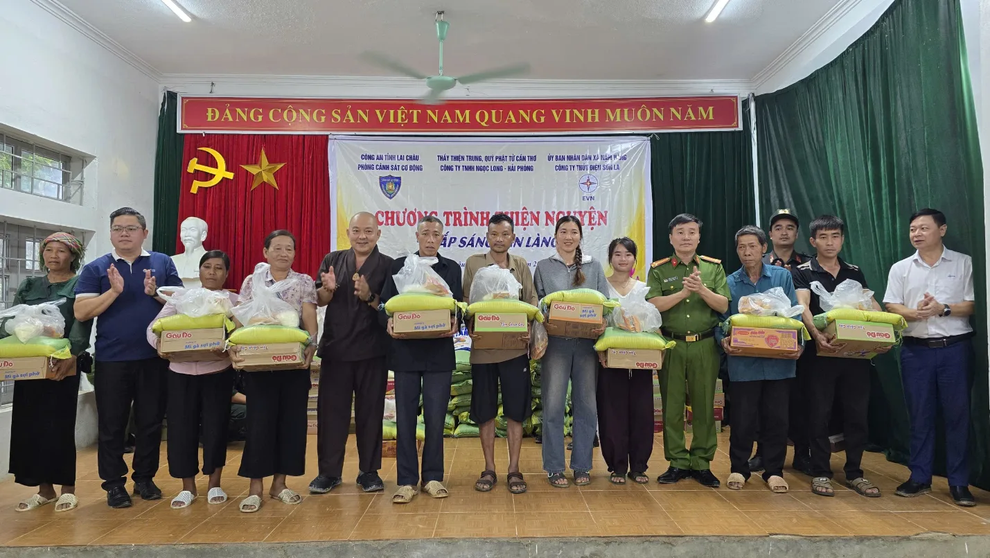 Phòng Cảnh sát cơ động phối hợp tổ chức chương trình an sinh xã hội tại bản Nậm Manh