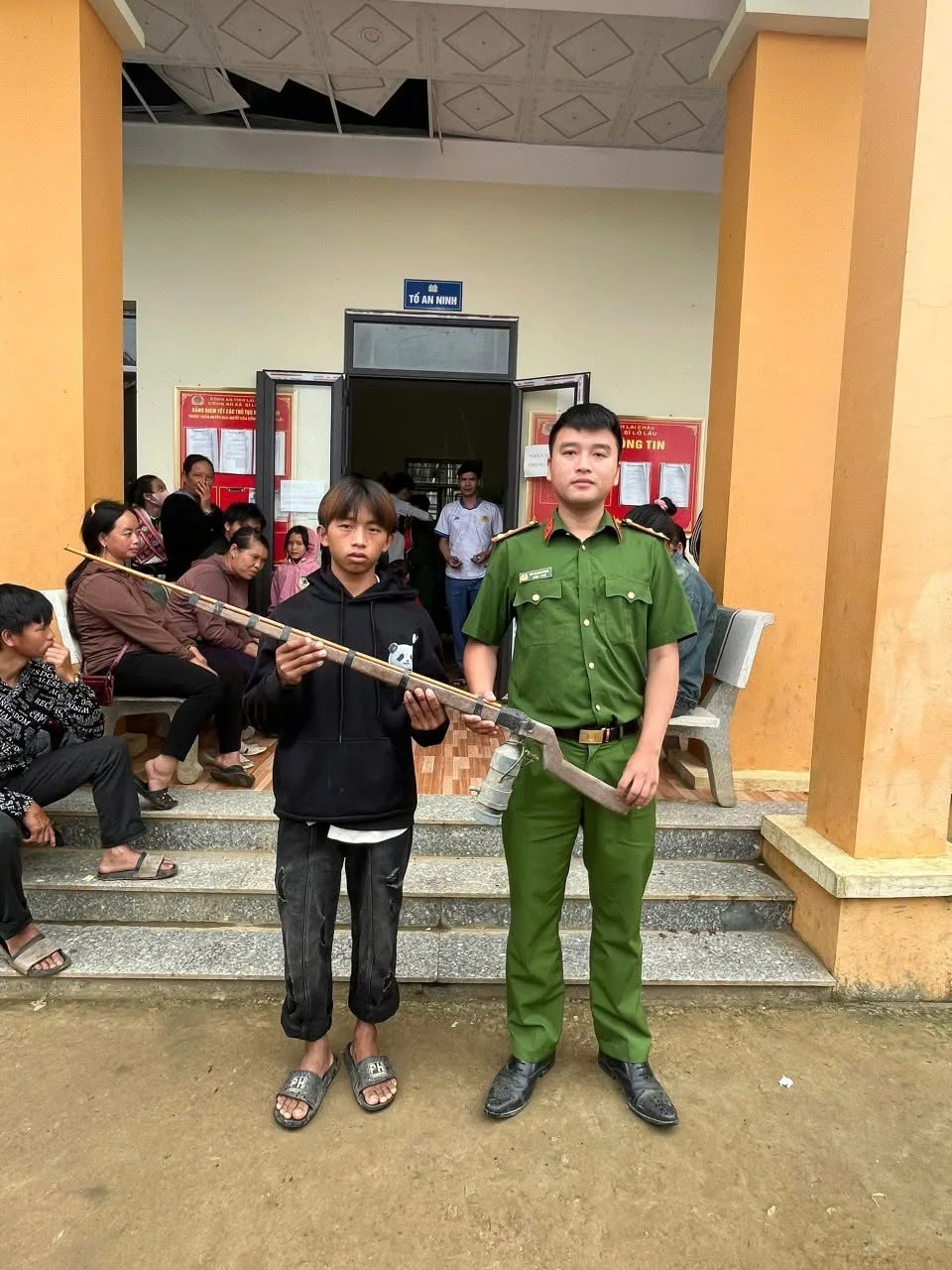Công an xã Sì Lở Lầu tiếp tục nhận súng tự chế do người dân tự nguyện giao nộp
