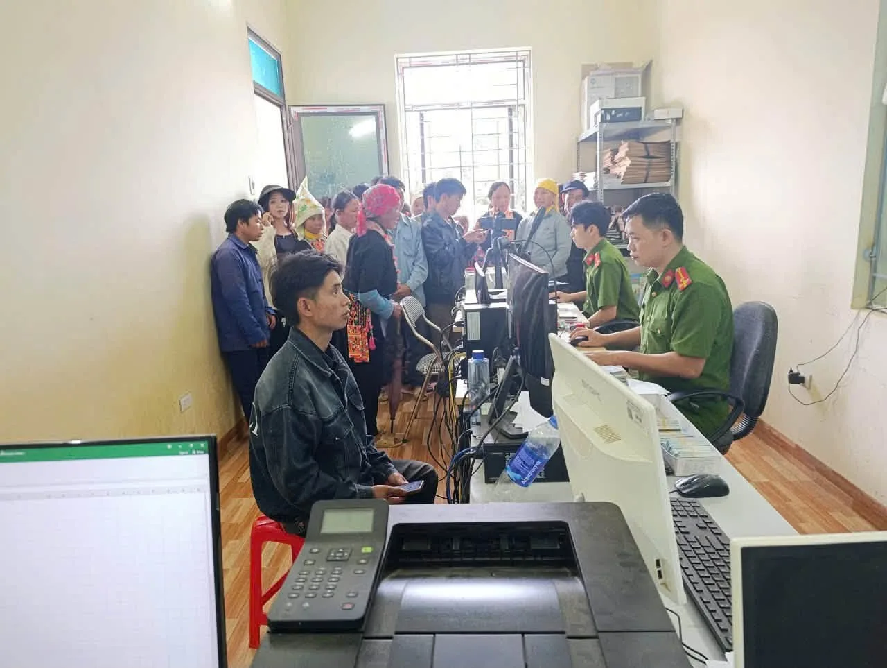 Công an xã Sì Lở Lầu đẩy mạnh hỗ trợ nhân dân kích hoạt định danh điện tử mức độ 2 và tích hợp tiện ích số