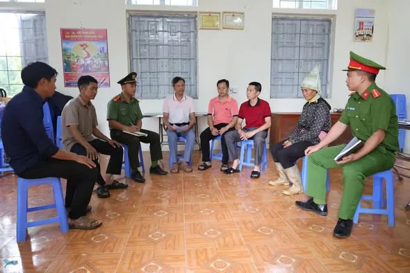 Tuổi trẻ Công an xã Sì Lở Lầu xung kích trong cao điểm 15 ngày hỗ trợ Nhân dân kích hoạt định danh điện tử