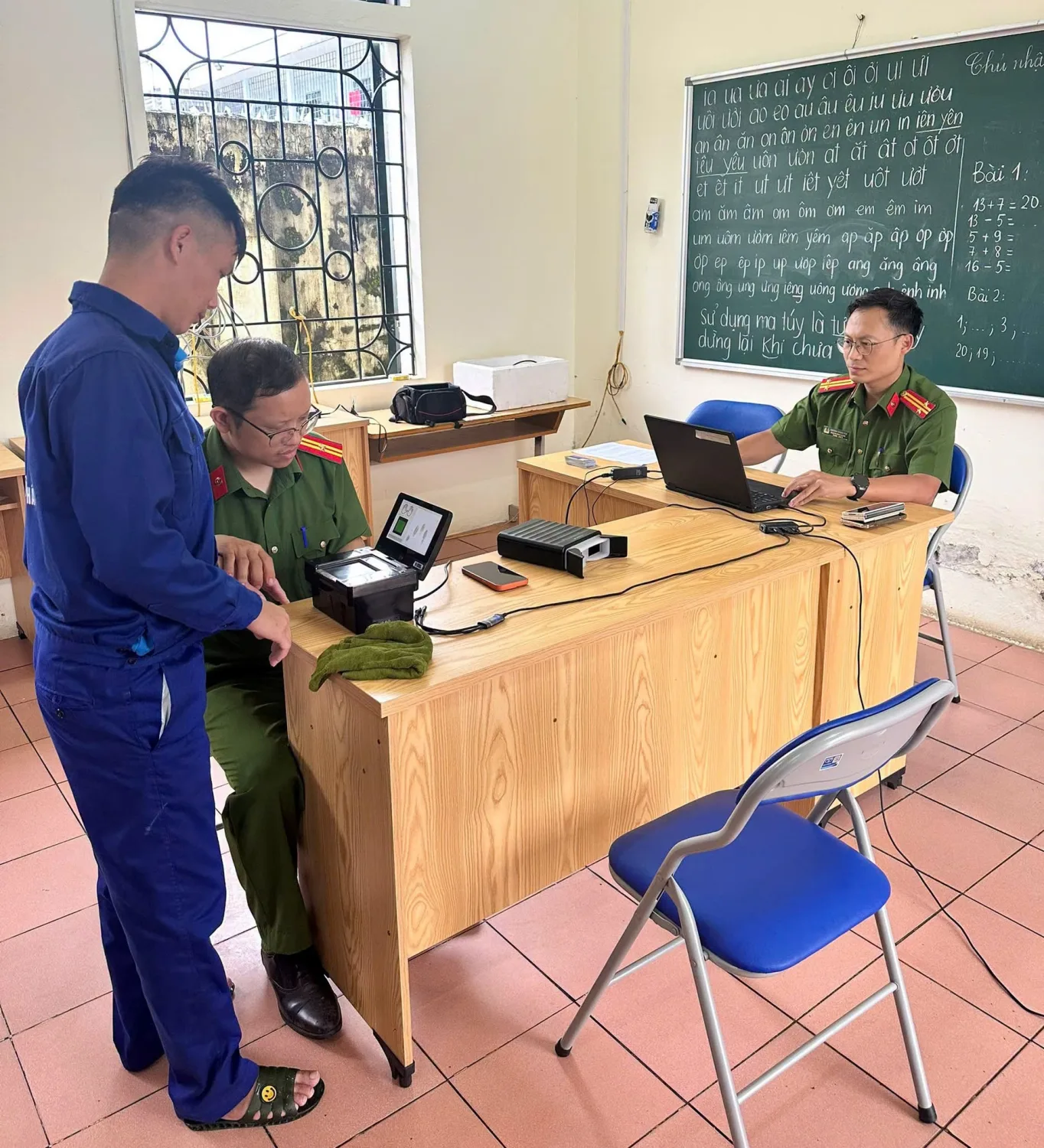 Không quản ngày nghỉ vì Nhân dân Phục vụ