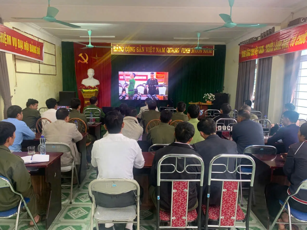 Phòng Cảnh sát hình sự và Phòng Cảnh sát QLHC về TTXH kiên trì tuyên truyền, vận động người dân giao nộp vũ khí