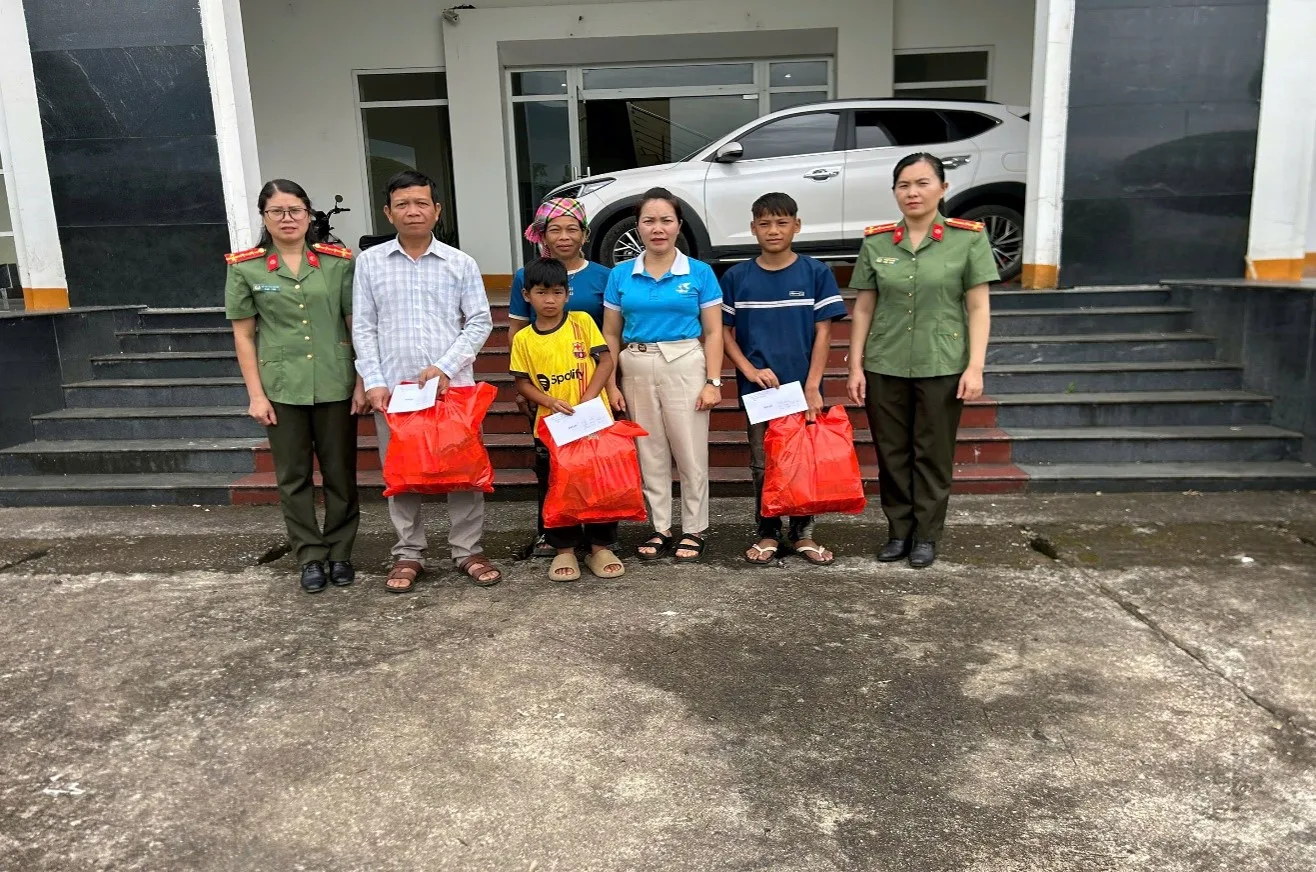 Chi đoàn thanh niên, chi hội phụ nữ phối hợp trao 75 suất quà cho các cháu có hoàn cảnh khó khăn đang điều trị tại Bệnh viện Tân Uyên