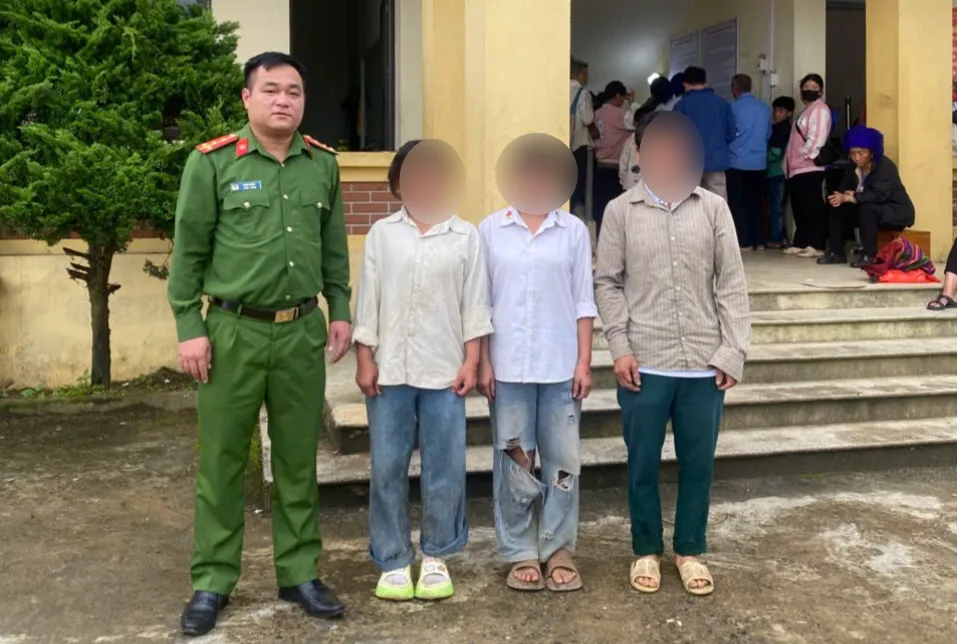Công an xã Dào San hỗ trợ người dân tìm lại 2 con gái sau nhiều ngày tìm kiếm